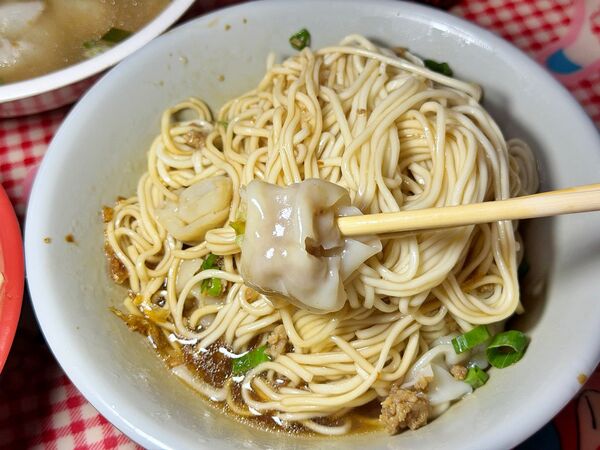 ▲▼阿婆乾麵餛飩湯。(圖/部落客VIVIYU小世界授權提供)