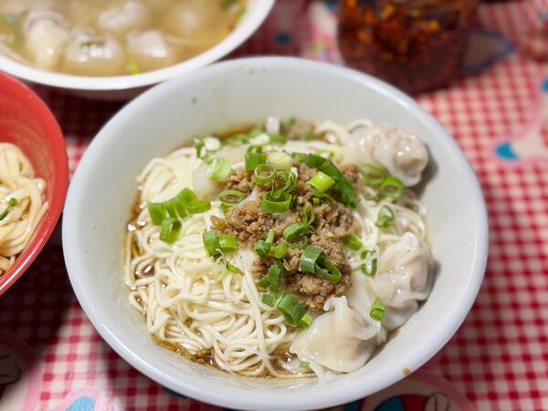 ▲▼阿婆乾麵餛飩湯。(圖/部落客VIVIYU小世界授權提供)