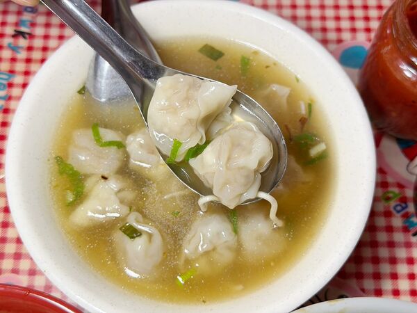 ▲▼阿婆乾麵餛飩湯。(圖/部落客VIVIYU小世界授權提供)