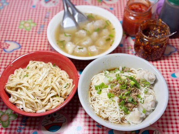 ▲▼阿婆乾麵餛飩湯。(圖/部落客VIVIYU小世界授權提供)