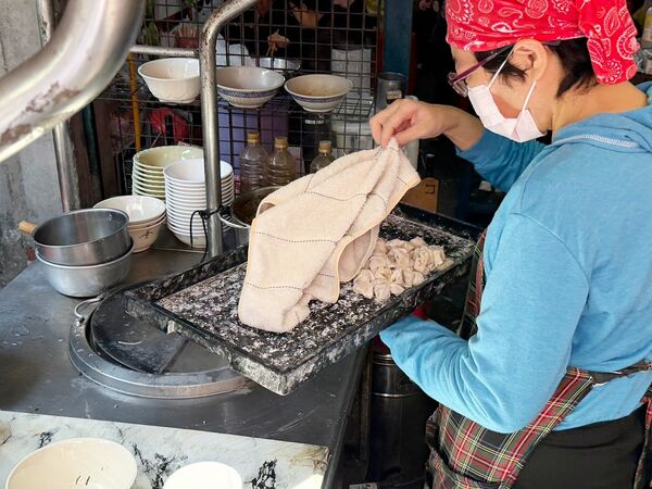 ▲▼阿婆乾麵餛飩湯。(圖/部落客VIVIYU小世界授權提供)