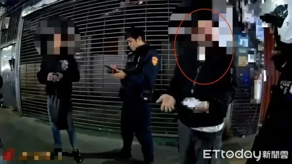 ▲▼三重警方到場時,假幣商許智超向員警解釋泰達幣交易過程,許智超曾在2022年參選里長,曾任2名議員特助 。(圖/記者陳以昇翻攝)