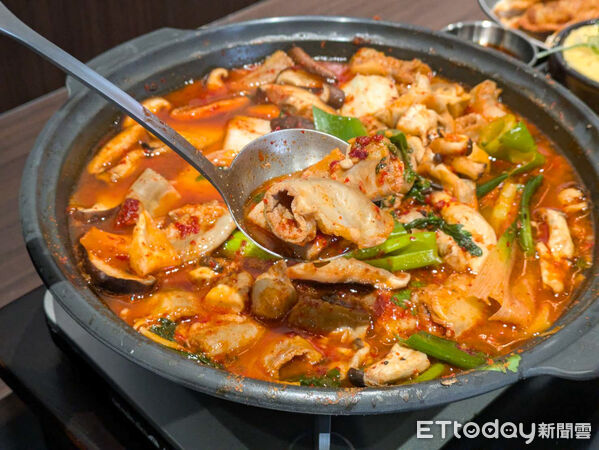 ▲築間引進韓國名店「中央韓鍋酒舍」。(圖/記者黃士原攝)