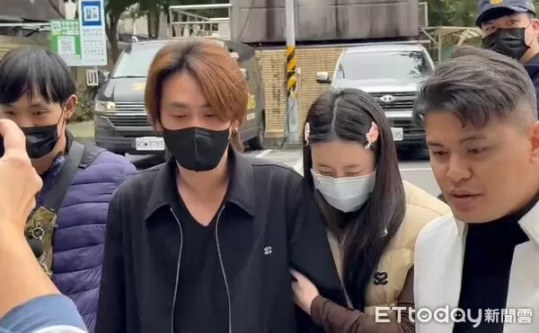 ▲▼曹西平乾兒子Jeremy(左)與女友(右)現身板橋殯儀館認屍並陪同報驗。(圖/記者陳以昇攝)