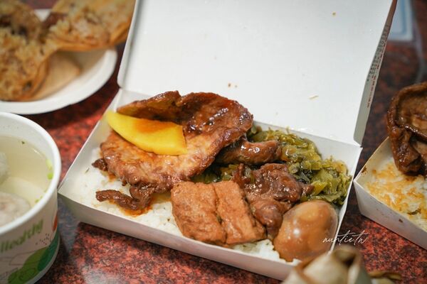 ▲▼圓光排肉餐盒。(圖/部落客水晶安蹄不務正業過生活授權提供)