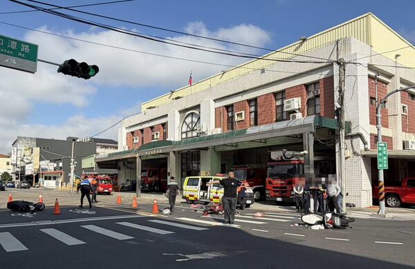 ▲和美消防分隊前發生3機車撞成一團,婦人腿骨折火速送醫。(圖/消防局提供)