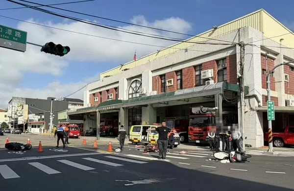 ▲和美消防分隊前發生3機車撞成一團,婦人腿骨折火速送醫。(圖/消防局提供)