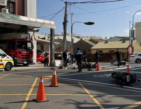 ▲和美消防分隊前發生3機車撞成一團,婦人腿骨折火速送醫。(圖/消防局提供)