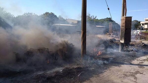 ▲彰化花壇燒廢棄物黑煙竄天。(圖/消防局提供)