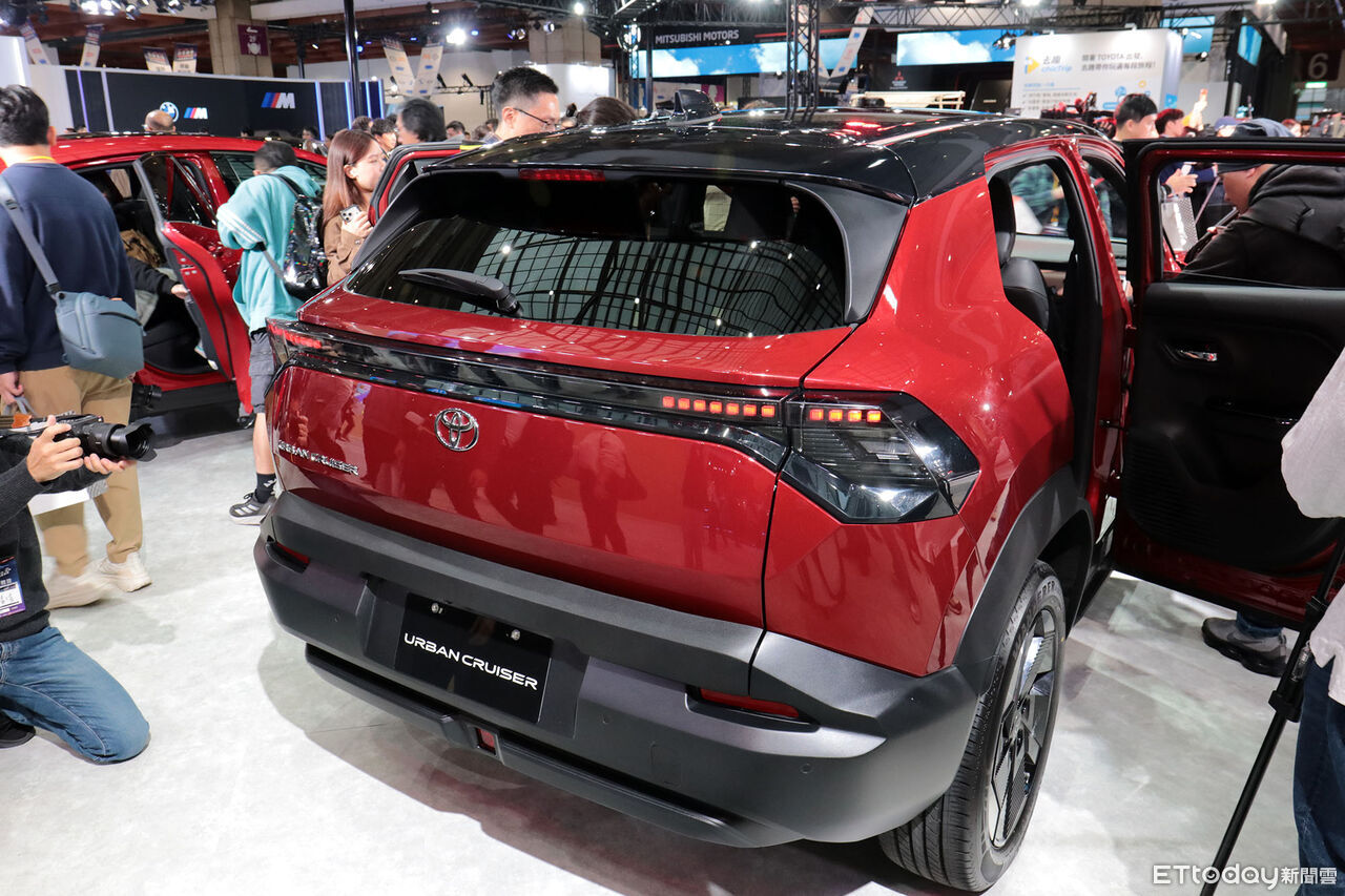 ▲台北車展/TOYOTA「第6代RAV4」現身!最新精品級電動車開價127萬。(圖/記者張慶輝攝)