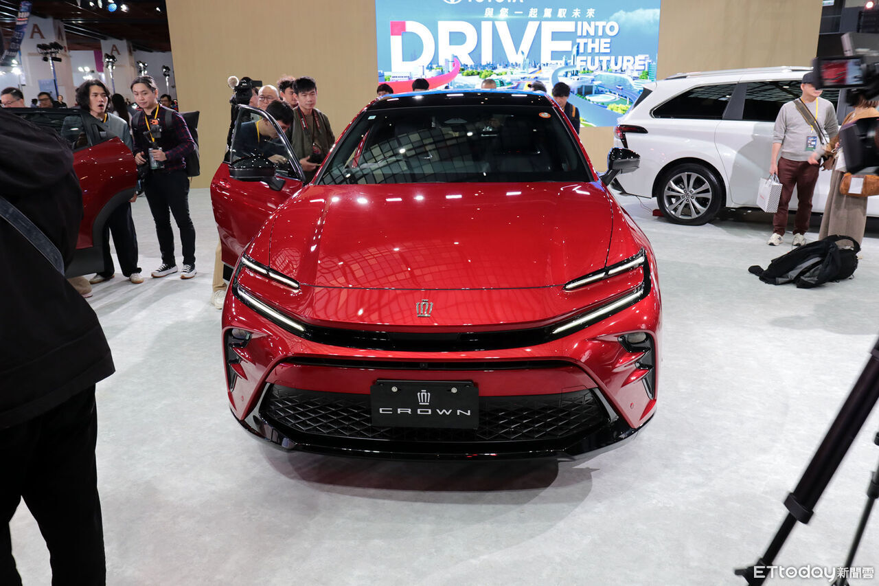 ▲台北車展/TOYOTA「第6代RAV4」現身!最新精品級電動車開價127萬。(圖/記者張慶輝攝)