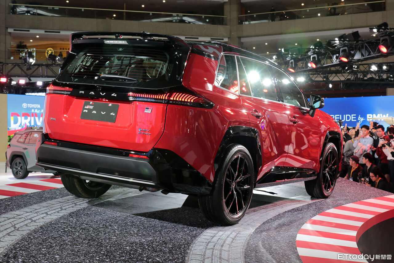 ▲台北車展/TOYOTA「第6代RAV4」現身!最新精品級電動車開價127萬。(圖/記者張慶輝攝)