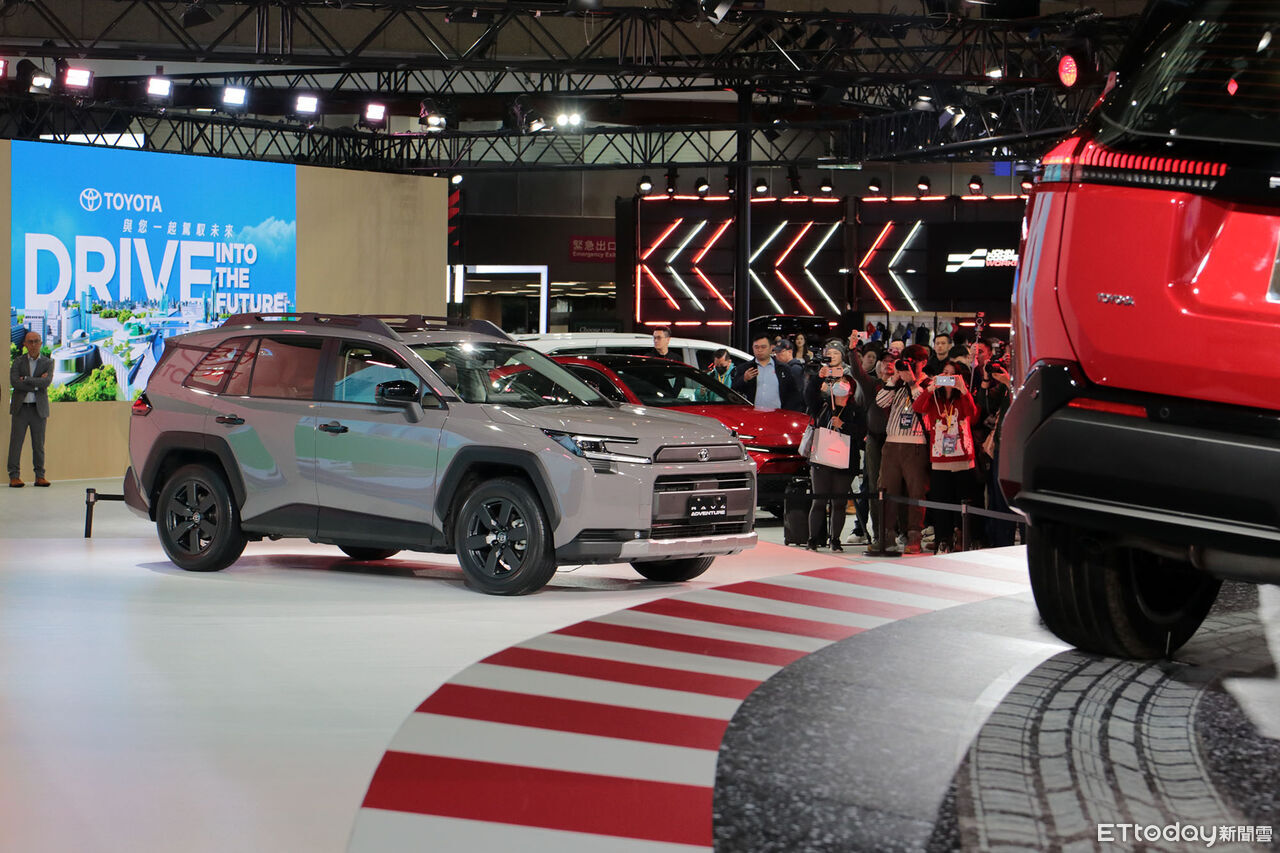 ▲台北車展/TOYOTA「第6代RAV4」現身!最新精品級電動車開價127萬。(圖/記者張慶輝攝)