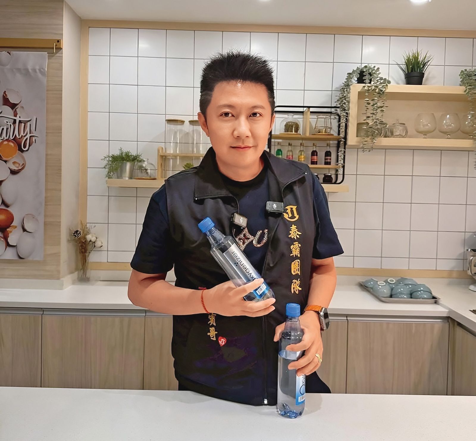 賓賓哥近來爭議不斷,再度被爆料隱瞞已婚,身邊卻有紅粉知己,更被檢舉逃漏稅。(翻攝自江建樺臉書)