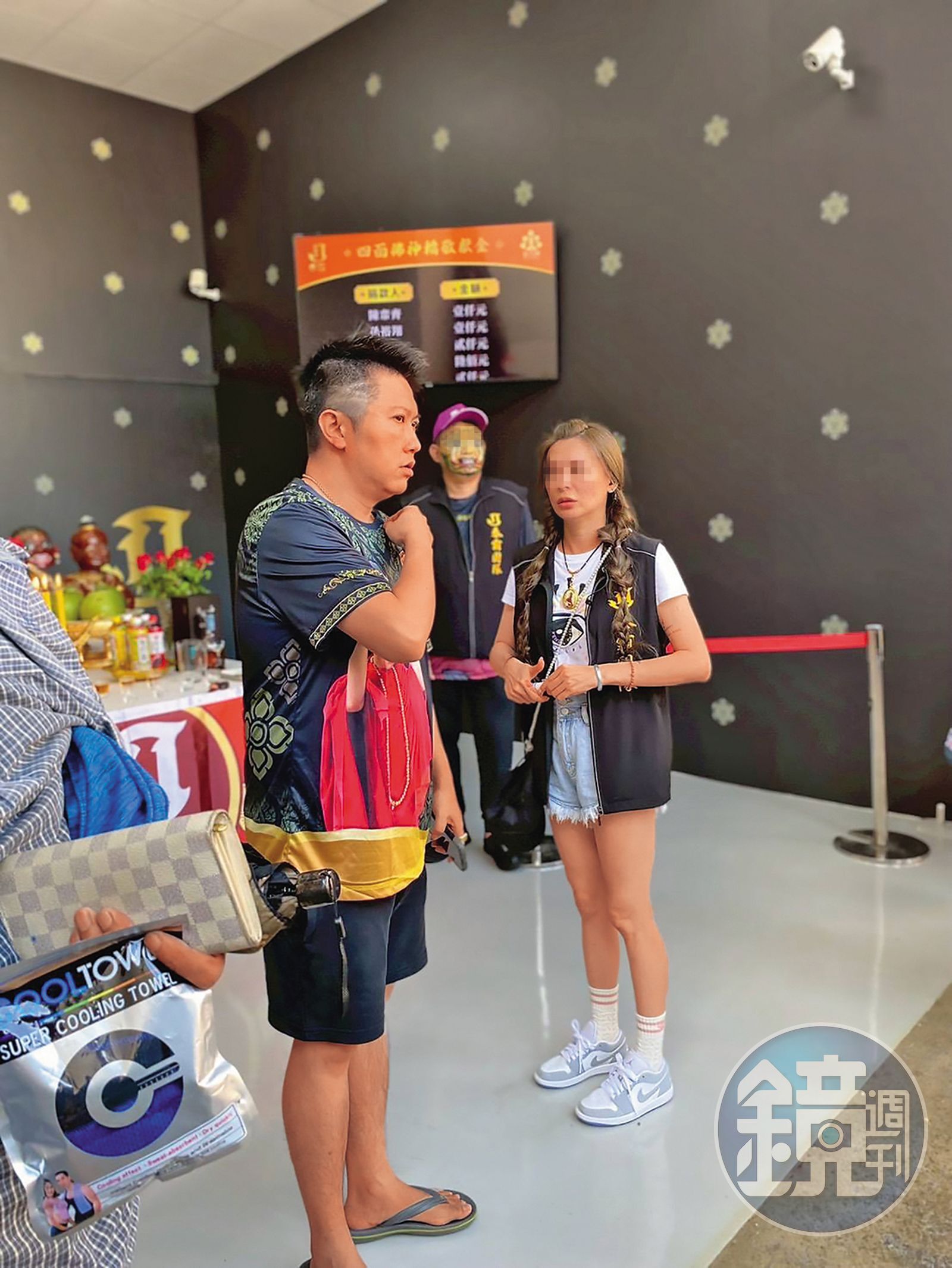 無論直播或全台奔走,寶爺(右)都常跟在賓賓哥(左)身邊。(讀者提供)