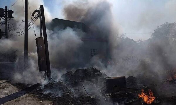 ▲彰化花壇燒廢棄物黑煙竄天。(圖/消防局提供)