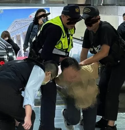 ▲▼▲陳男在台北車站四處亂竄,還按下火警警報器、緊急服務鈴,遭站務員噴辣椒水制伏。(圖/網友Chris1204提供,請勿隨意翻拍,以免侵權。)