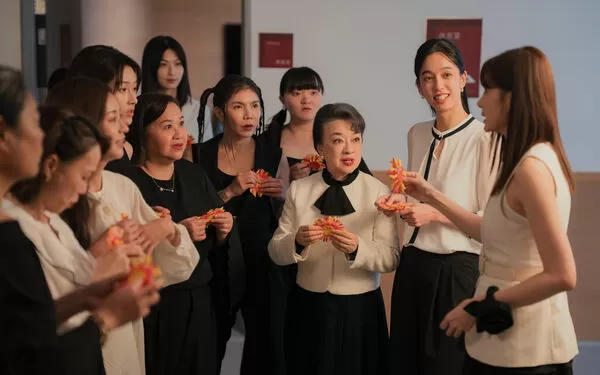 ▲翁倩玉在《陽光女子合唱團》被眾星拱月。(圖/壹壹喜喜提供)