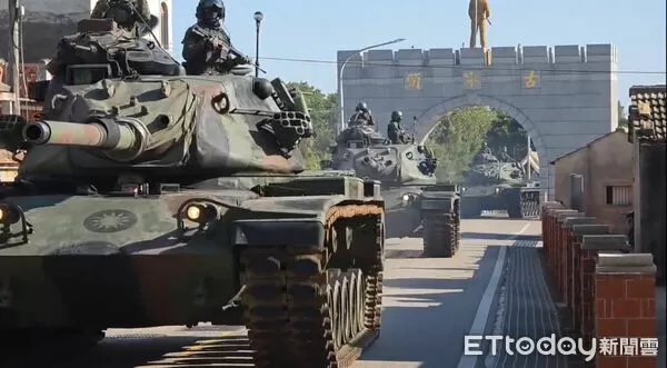 ▲▼ 大陸圍台軍演敏感時刻,金門街頭現戰甲車。(圖/民眾提供)