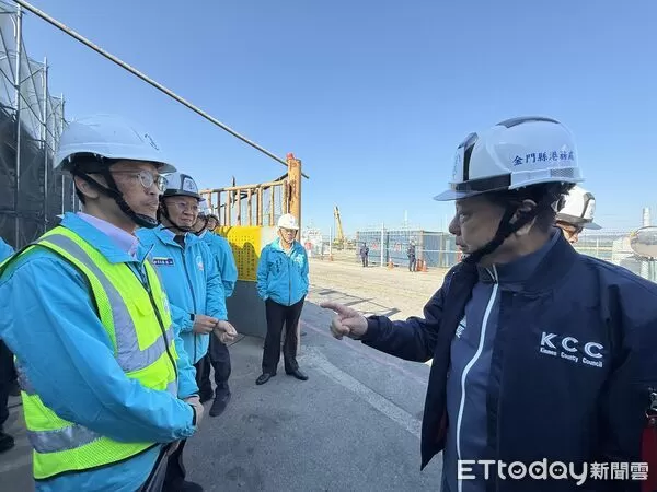 ▲▼ 金門縣議會現勘料羅港碼頭進出口倉庫。(圖/記者鄭逢時攝)