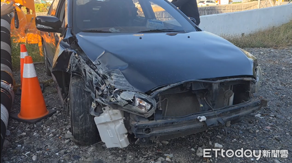 ▲▼槍砲男拒捕開車衝撞,員警開40多槍逮人。(圖/民眾提供)