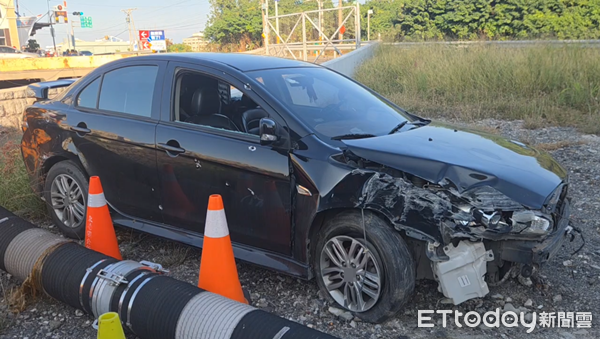 ▲▼槍砲男拒捕開車衝撞,員警開40多槍逮人。(圖/民眾提供)