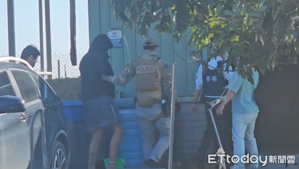 ▲▼槍砲男拒捕開車衝撞,員警開40多槍逮人。(圖/民眾提供)