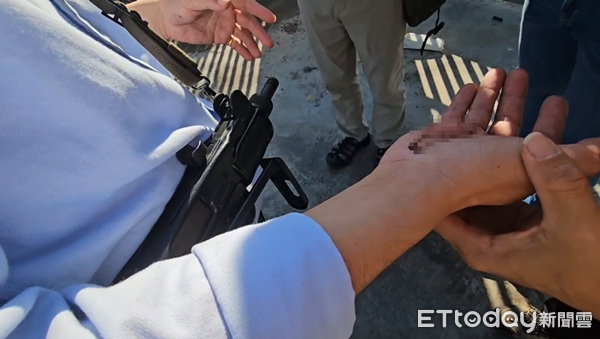 ▲▼槍砲男拒捕開車衝撞,員警開40多槍逮人。(圖/民眾提供)