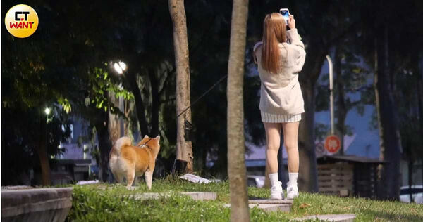 雙棲女神戀愛中1/樂天女孩黃禹菡牽CEO男友甜蜜接吻 開雙B豪車共返愛巢