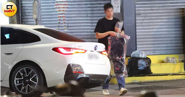 雙棲女神戀愛中1/樂天女孩黃禹菡牽CEO男友甜蜜接吻 開雙B豪車共返愛巢