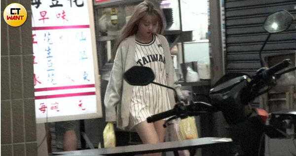 雙棲女神戀愛中1/樂天女孩黃禹菡牽CEO男友甜蜜接吻 開雙B豪車共返愛巢