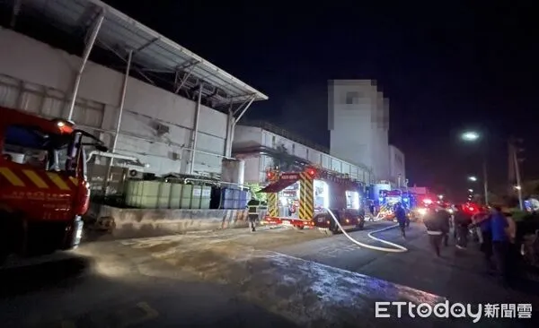 ▲▼國內老牌唐榮鐵工廠深夜火警!濃煙狂竄50員工驚逃 初步原因曝。(圖/記者賴文萱翻攝)