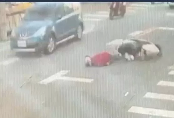 ▲彰化80歲阿嬤騎機車遭右轉車撞飛倒地。(圖/民眾提供)