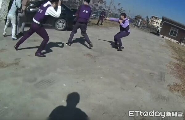 ▲東港警方開槍逮獲李嫌。(圖/記者陳崑福翻攝)