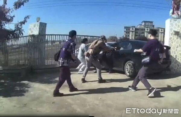 ▲東港警方開槍逮獲李嫌。(圖/記者陳崑福翻攝)