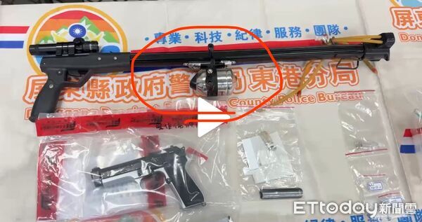 ▲東港警方開槍逮獲李嫌。(圖/記者陳崑福翻攝)