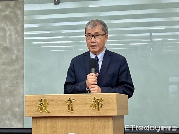 ▲▼教育部長鄭英耀今天宣布,提高中小學導師職務加給等三項福利。(圖/記者許敏溶攝)