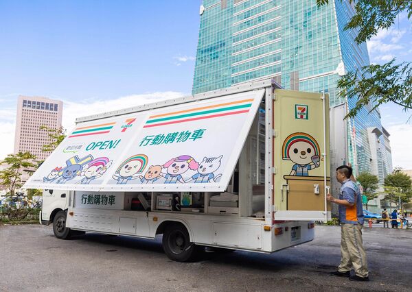 ▲▼超商拉高門市人力及備貨量,還出動「行動購物車」、拆門等措施,備戰跨年夜。(圖/業者提供)