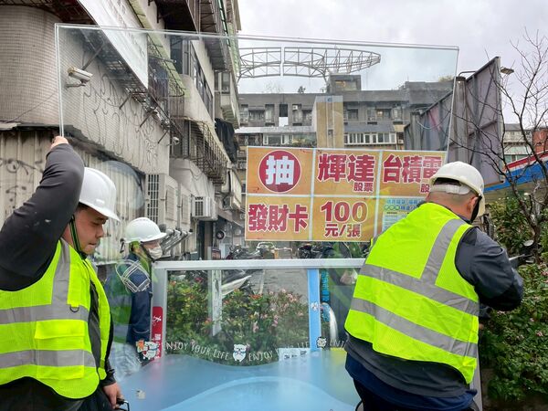 ▲▼超商拉高門市人力及備貨量,萊爾富還實行拆門等措施,備戰跨年夜。(圖/業者提供)