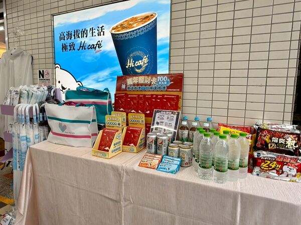 ▲▼超商拉高門市人力及備貨量,萊爾富還實行拆門等措施,備戰跨年夜。(圖/業者提供)