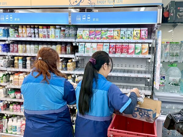▲▼超商拉高門市人力及備貨量,萊爾富還實行拆門等措施,備戰跨年夜。(圖/業者提供)
