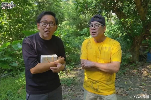 ▲詹姆士(左)和洪都拉斯一同前往拜訪攀樹師。(圖/八大提供)