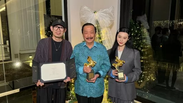 ▲影后范冰冰拿到金馬獎盃了。(圖/翻攝自導演張吉安臉書)