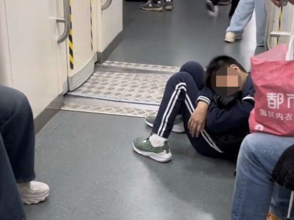 ▲▼陸小學生上學搭車「睡過23站」 醒來人已在機場。(圖/翻攝微博)