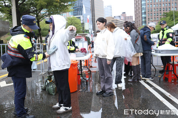 ▲台北市跨年晚會周邊,警力部署金屬探測安檢。(圖/記者林敬旻攝)