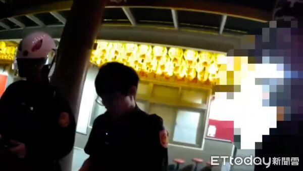 ▲▼警方在廟裡發現吸毒砸車的陳男,遭陳男砸毀後視鏡的機車 。(圖/記者陳以昇翻攝)