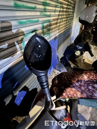 ▲▼警方在廟裡發現吸毒砸車的陳男,遭陳男砸毀後視鏡的機車 。(圖/記者陳以昇翻攝)