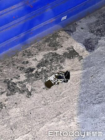 ▲▼警方在廟裡發現吸毒砸車的陳男,遭陳男砸毀後視鏡的機車 。(圖/記者陳以昇翻攝)