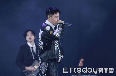 周湯豪新年第一唱！〈帥到分手〉台上突沒聲音　本人錯愕回應了