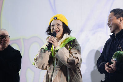 千人齊聚大安森林公園「一邊哭一邊跨年」　楊貴媚哽咽：雨這麼大都沒人走